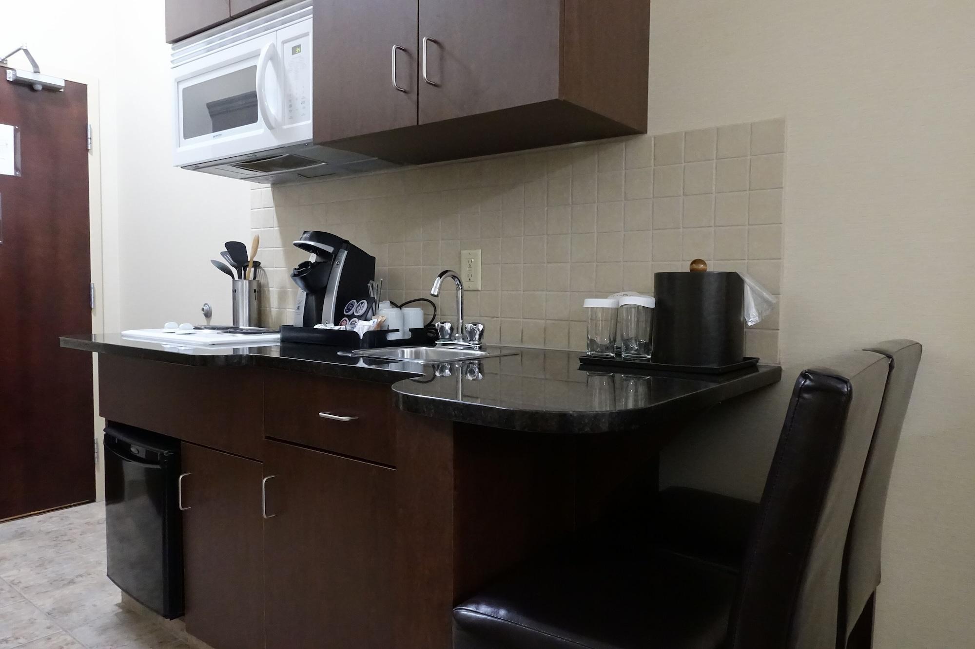 Отель Ramada By Wyndham Weyburn Экстерьер фото