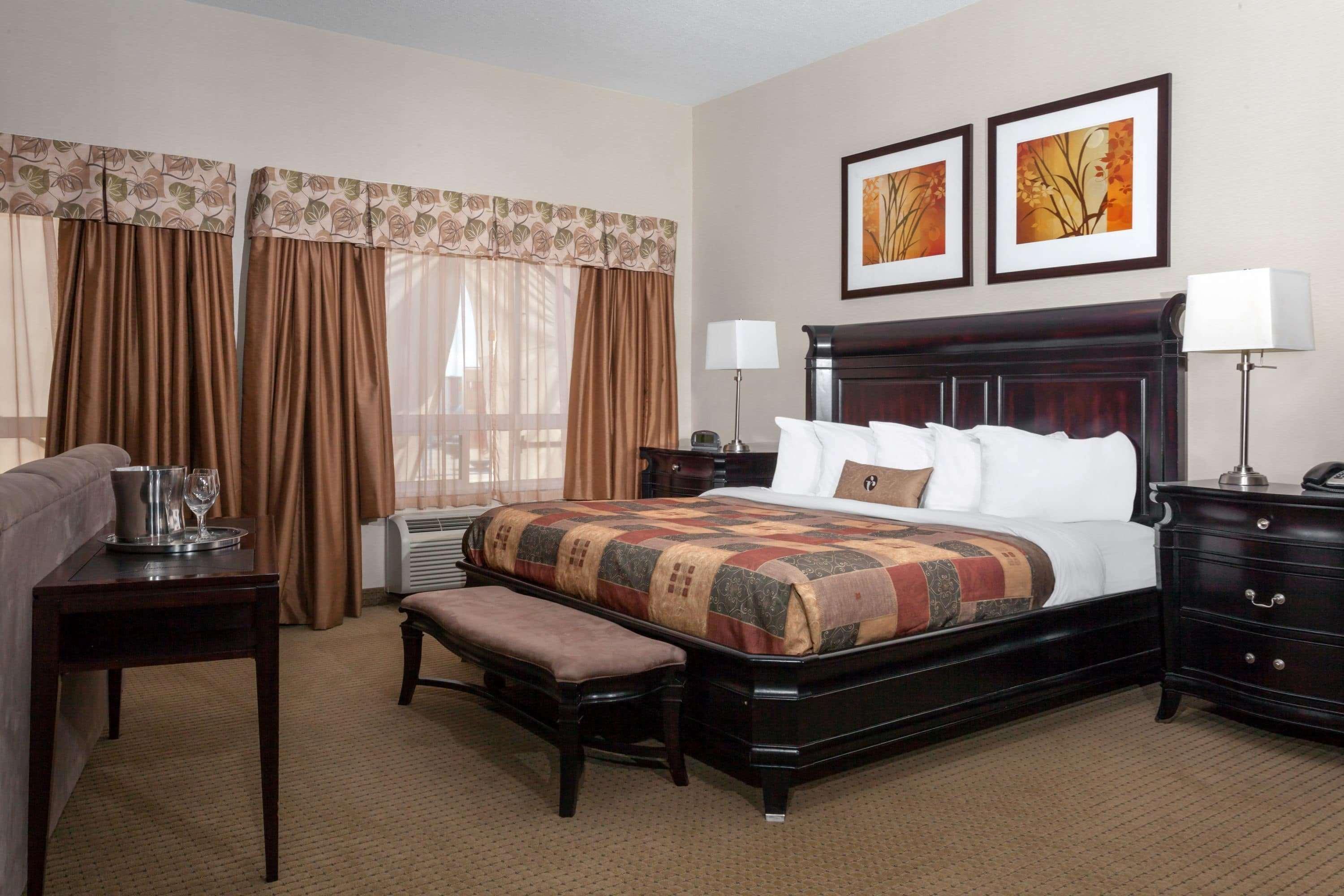 Отель Ramada By Wyndham Weyburn Экстерьер фото