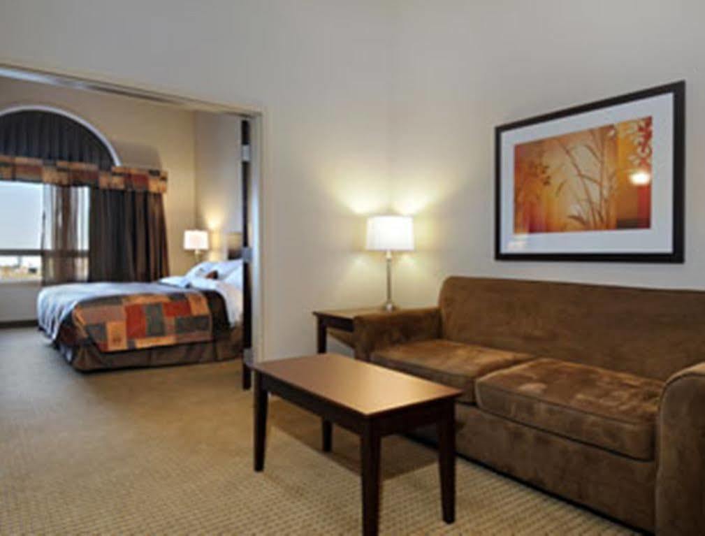 Отель Ramada By Wyndham Weyburn Экстерьер фото