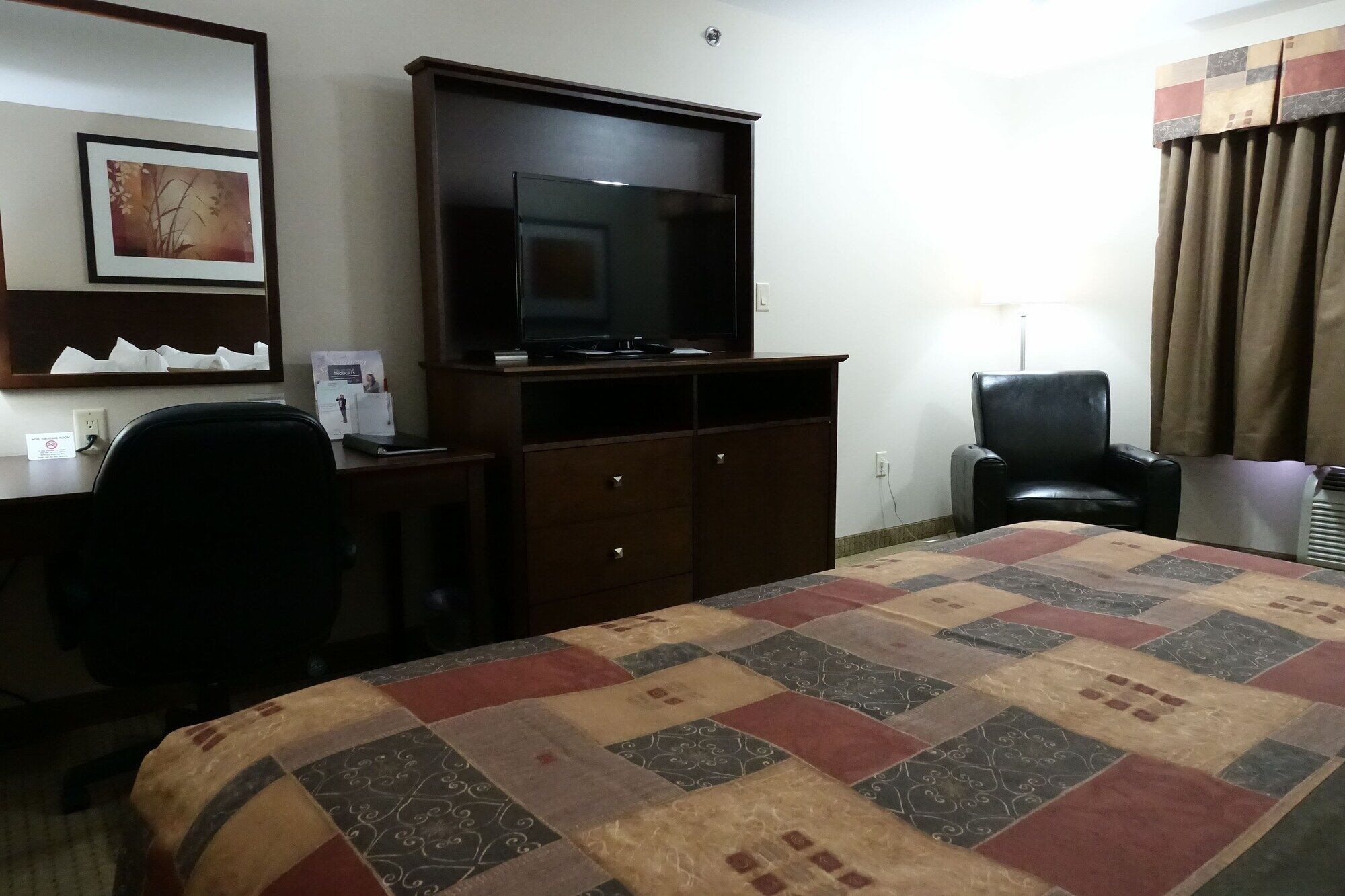 Отель Ramada By Wyndham Weyburn Экстерьер фото