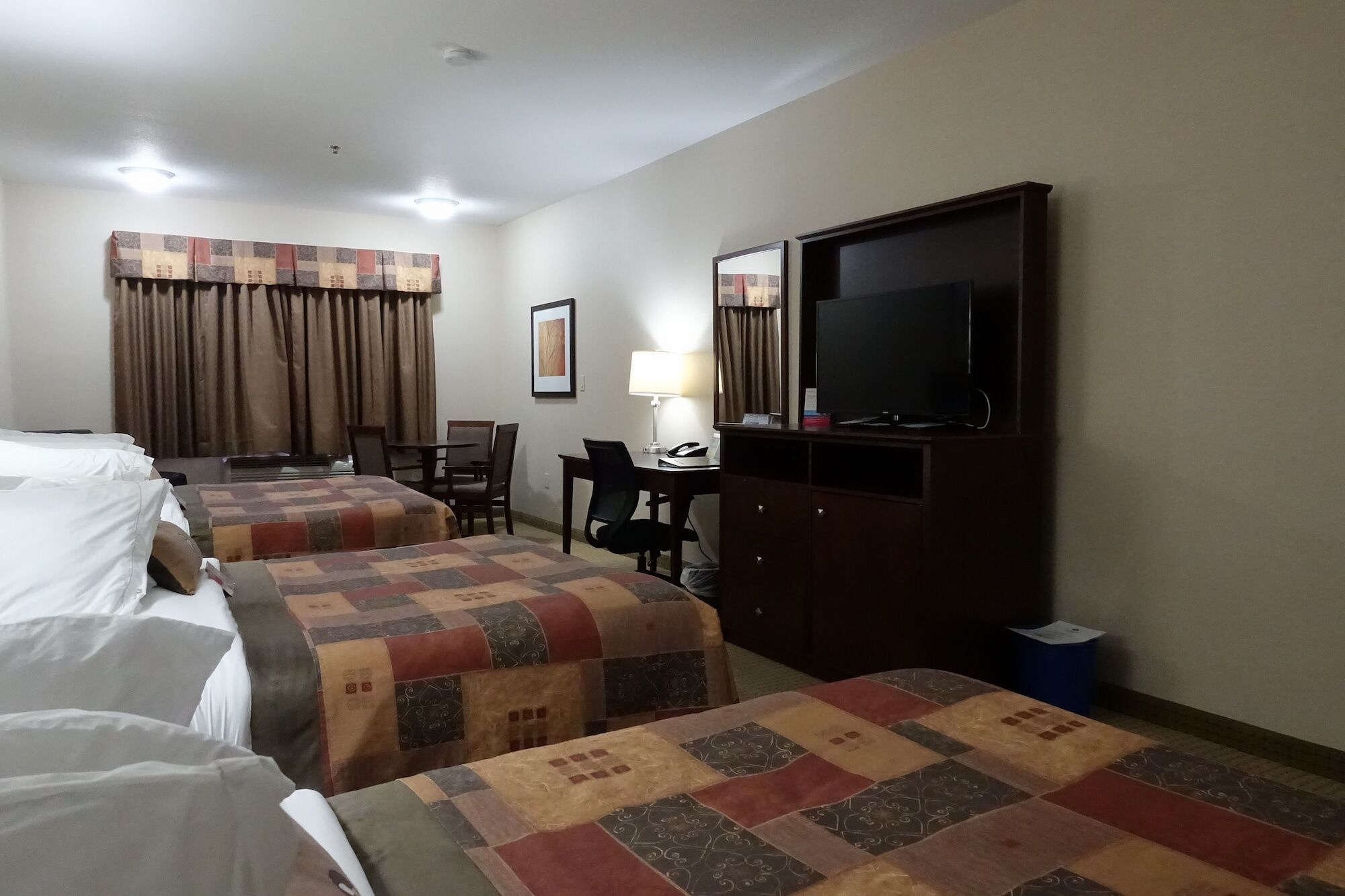 Отель Ramada By Wyndham Weyburn Экстерьер фото